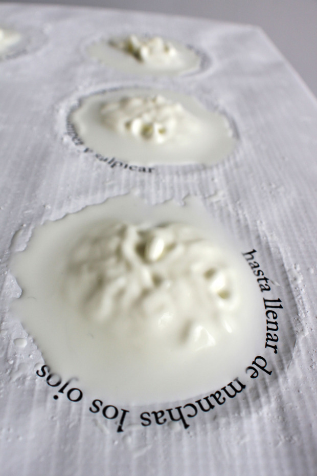A non-Newtonian fluid—possibly cornstarch and water—being affected by audio, surrounded by Spanish.